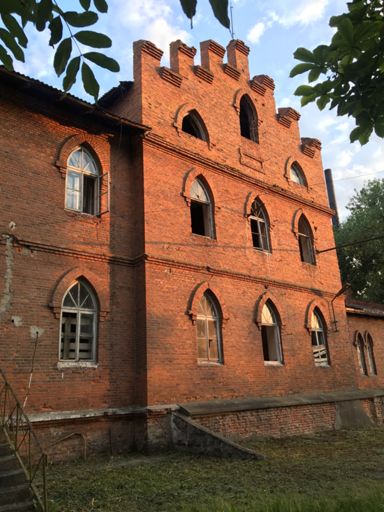 Якийсь забитек по дорозі, доволі дивне місце, в середині залишки якоїсь фабрики на пршому поверсі і житлові приміщення на другому. В дворі будови для утримання свійських тварин, типу курей, свиней... гойдалка. Дуже дивне місце.