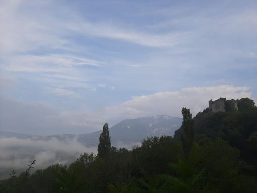 Château d'Arcine et brume sur le Rhône