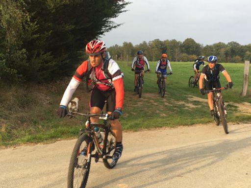 Après quelques minutes d'attente, le gruppetto arrive...