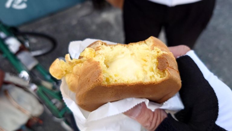 うなぎ食べた直後なので「一つを半分ずつでいいわ」と言ってた奥様、現品を目の前にして、