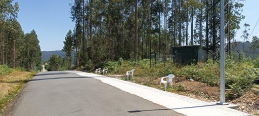 Vista panorámica do cambio de rasante. As millores sillas de plástico do mundo.