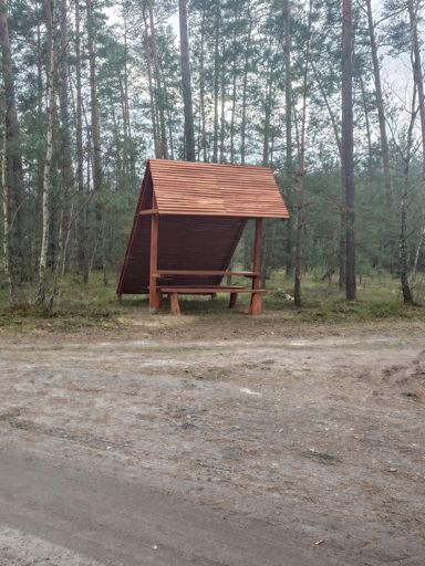 Nowa wiata odpoczynkowa przy dojeździe pożarowym nr 9 naprzeciwko Zrębu Stachury 