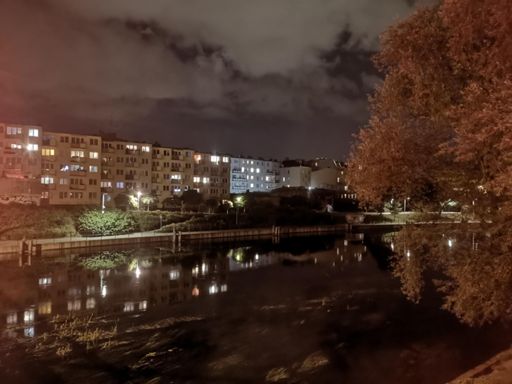 Widok z mostu z poprzedniego zdjęcia w kierunku śluzy miejskiej. Młodsze zabudowania w tej części miasta.