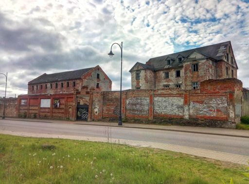 "Zamek w Ełku – zamek krzyżacki mieszczący się w Ełku na półwyspie (w przeszłości wyspie) Jeziora Ełckiego przy ul. Zamkowej." Opis działający na wyobraźnię 🙃