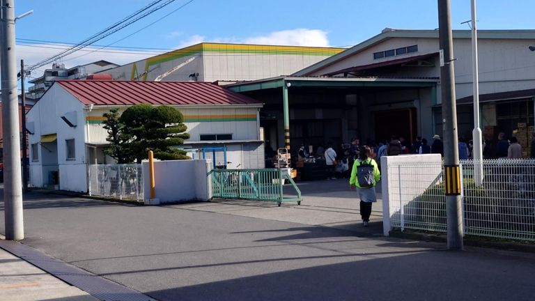 名古屋バナナの駐車場に車がたくさん停まってて、何やら行列ができているので並んでく。