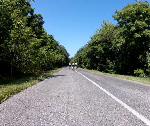 Az első kör, a szerpentinből kijőve direkt hagytam űrt magam előtt, aztán felugrottam.   De mások is utánam tudták ezt csinálni.  Itt elől Molnár Tomi, Petró Karcsi és Szabó Attila.