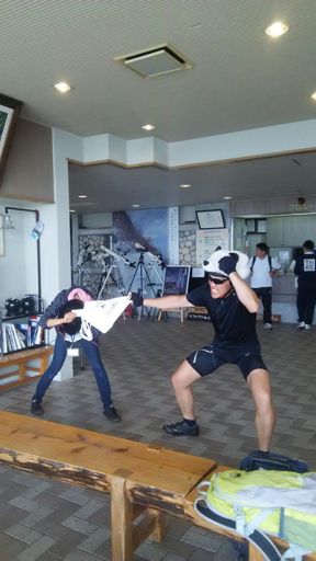 放しなさいよ！この女ー！！