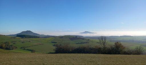 Die Vulkane im Nebel.