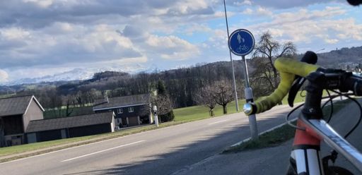 A Suíça 🇨🇭 para se pedalar é mesmo um excelente país ..quase todas as estradas 🛣 teem pista para bikes..👍👍🍀💃🇵🇹🇨🇭🇧🇷🍀🏔🍀🐺☝️😉