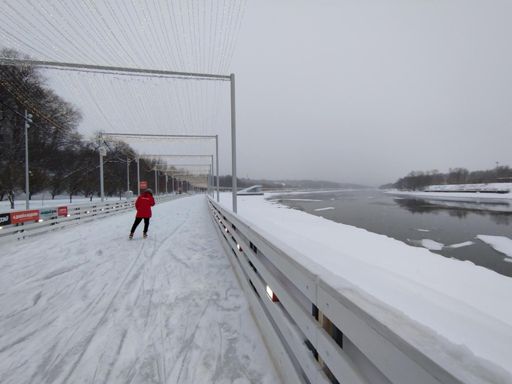 В красной куртке - контроллёр. 