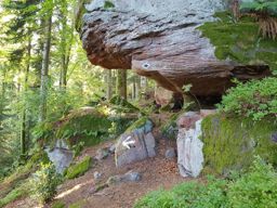 Roches de Haute-Pierre et Mère Henry