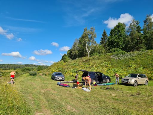 Берег Дёржи вблизи автомобильного моста в Погорелом Городище. Надуваем сапы.