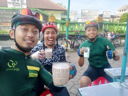 Nyusu dulu @AlunAlunSalatiga zegeerr 🍼🍼