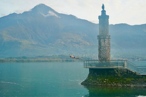 [DE] Titelbild: Kopfsprung an der Hafeneinfahrt bei Gera Lario am Comer See, übrigens auf der anderen Seeseite der eindrucksvolle Monte Legnone 2609 m 
[EN] Cover photo: Head dive at the harbor entrance at Gera Lario on Lake Como, by the way on the other side of the lake the impressive Monte Legnone 2609 m