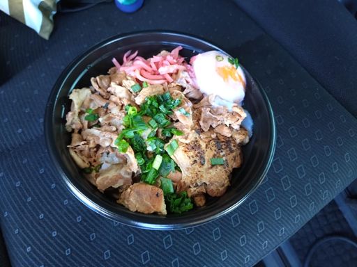 パスタの後に昼飯？ブチョーの肉だけ丼大盛 さらにあんきなこバタートーストも食べて胃袋大満足😋