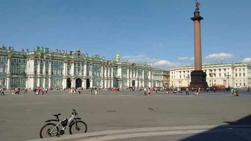 Я пью квас, Джамик греется на солнышке и позирует.