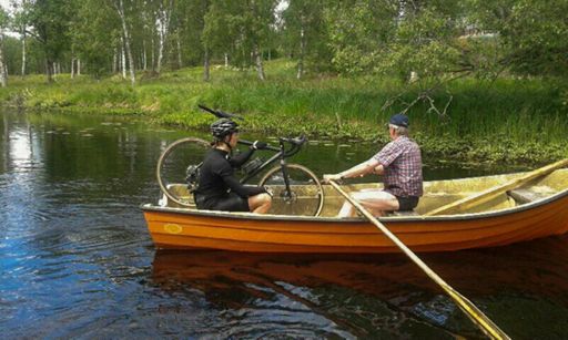 Bron va under ombyggnad eller snarare avsaknad. Tur jag stötte på denna snälla gubbe med tant som hjälpte mig över.