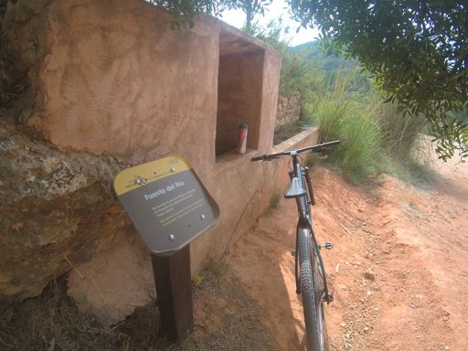 Repostando en la Fuente del Río