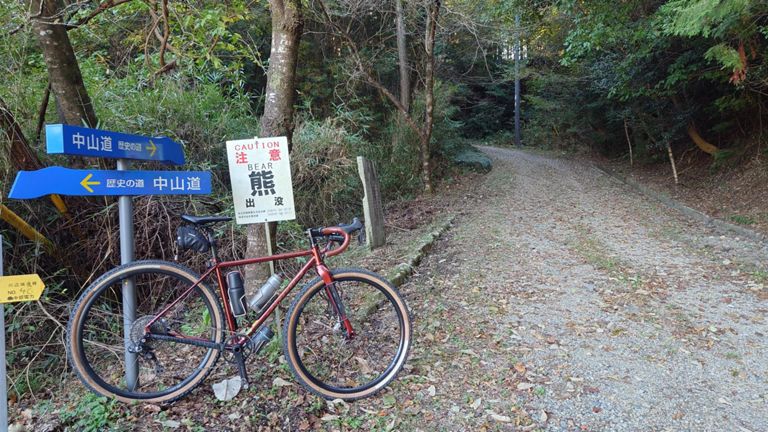 旧中山道、残り1/3のダート区間はじまります。