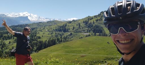 Quand tu te fais photobomb  en roulant 😆