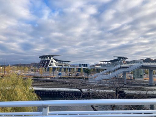 HATOスタ奥には伊吹山🗻
