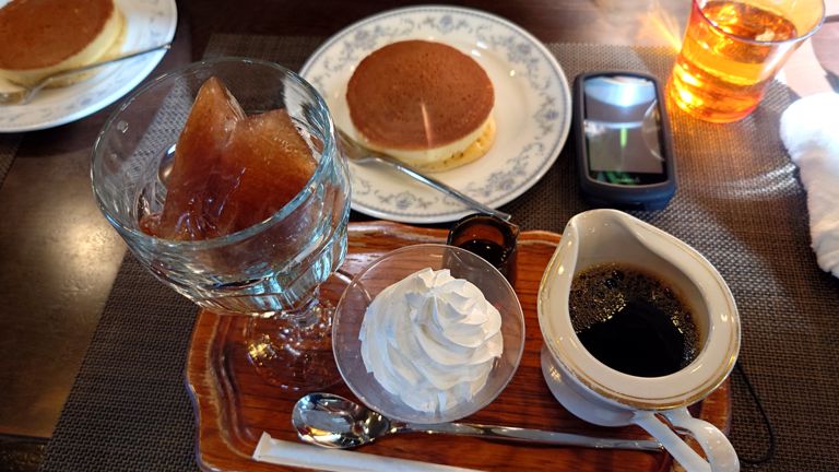 自分はアイスウィンナーを注文。14時以降はパンケーキが付いてくる。コーヒーは2杯分あった。
