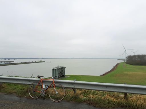 Hellegatsplein. Winderig...