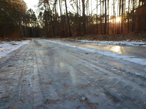Lodowisko na leśnej drodze gminnej z Kotli do Krążkowa - gleba zaliczona 