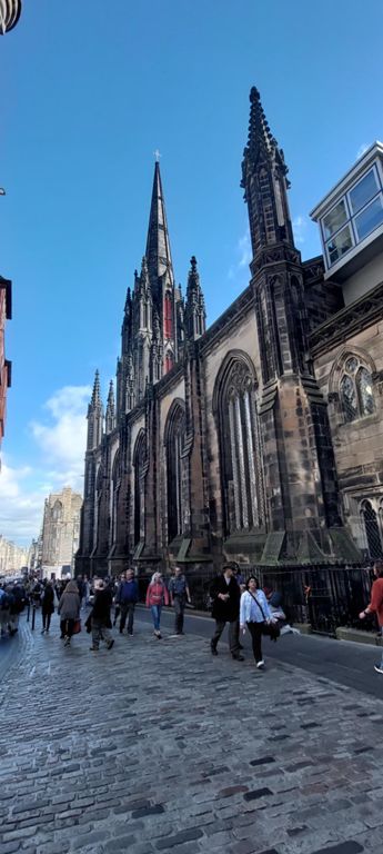 1845 "Tollbooth Kirk" meeting hall, never a church. Now The (multi-use) Hub. https://cityexplorerstours.com/edinburgh-travel-guide/the-hub