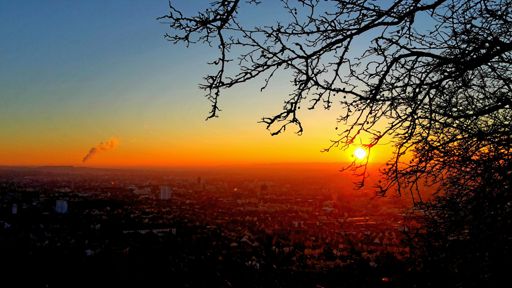 Foto ist auf der Heimfahrt  entstanden.
Blick auf Heilbronn im Hintergrund die Wolke von Neckarwestheim.