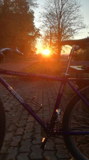 Blick von der Perler Höhe. Sonnenuntergang über Luxemburg.