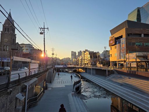 The Cheonggyecheon near Dongseon-dong.
