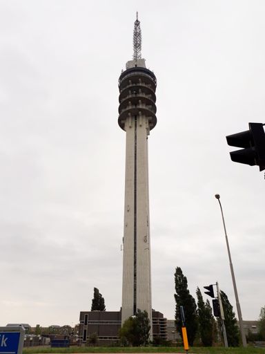 De televisietoren van Lelystad. Dan is de Fernsehturm van Berlijn toch véél mooier!