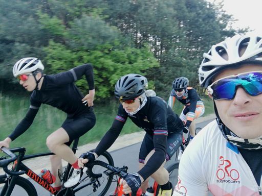 Piotrek ma się dobrze, nadal ma kwadratowe łydy 😉