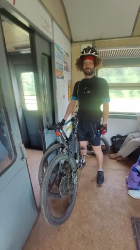 Утром в четверг в электричке народу больше, чем в выходной...