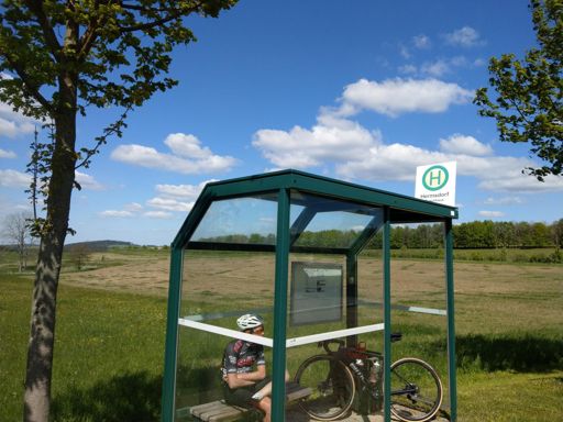 Person, die auf den Bus wartet.