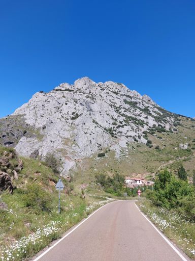 La peña despejada así da gusto rodar por la montaña