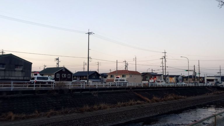 瀬戸しなのからは庄内川沿いを下り水分橋まで案内、楠から合瀬川沿いを北上。途中、事故現場に遭遇。車の下をのぞき込んでるけど...？