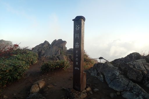 主脈縦走スタート前に谷川岳主峰にご挨拶。オキの耳（1977m)