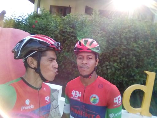 Olha a cara do sujeito querendo rir 😆😆