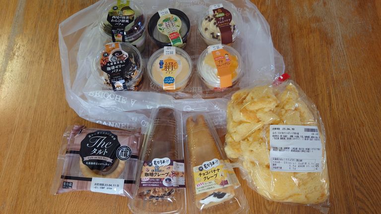 ロピアで収穫したお徳用袋1000円。 バラ売り価格だとクレープ類と左上のパフェ類は@150、タルトと右上のプリン類は@100でこの時点でコンビニで買うより安い♪