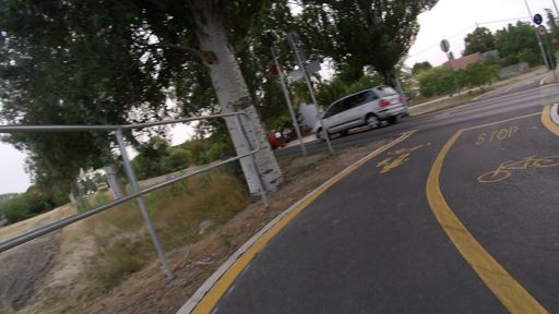 Ott messze balról egy sárga kisteher jött és megállt, átengedett.  Much obliged! :)