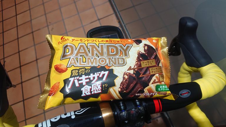 本日のご褒美♪　途中からチョコレート系のアイスを食べたくて😅...　まだ食べていないコレ食べてみた。