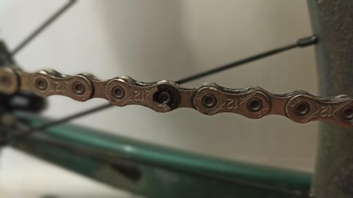 Крутил в гору и рискнул повысить передачу. Переключил два раза и вот результат. Цепь KMC не оригинал 12х