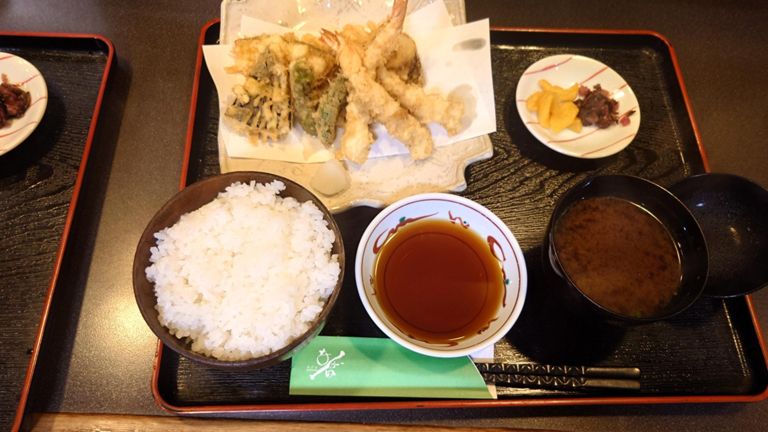 奥様は天ぷら定食を注文♪　エビ×3、ナス、かぼちゃ、玉ねぎのかき揚げ、ししとうの天ぷら。　
天丼共に目の前で揚げたばかりの天ぷらが美味しかった😋