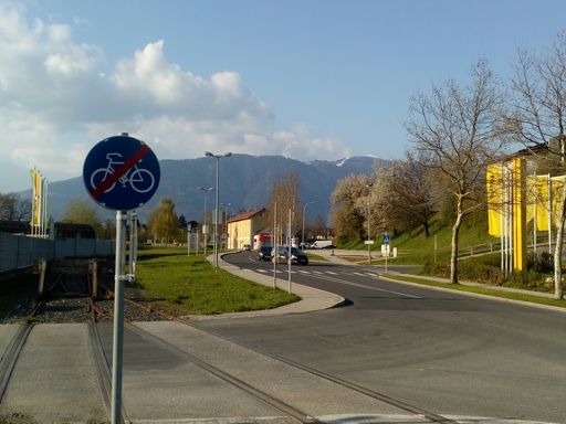ohlédnutí se nahoru na dnešní cíl od školy