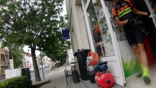 Mint kiderült nem volt nálam CR2032, csak CR2450. :)   Nem baj, vettem egyet útközben..