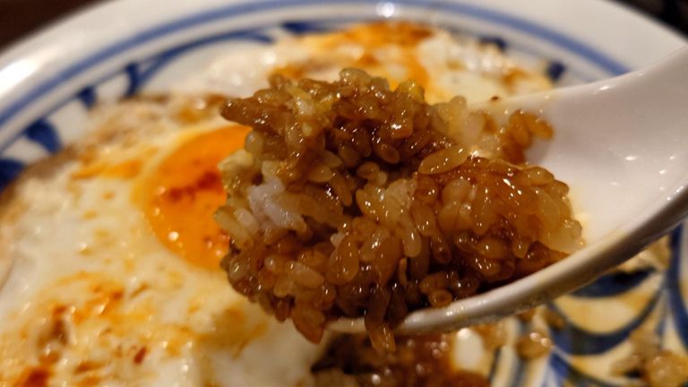 ご飯に焼豚、目玉焼きが乗っただけのご飯ですが、タレだくで焼豚が美味しかった。 注文率100%じゃないかと思うくらいどこのテーブルでも注文されてた。