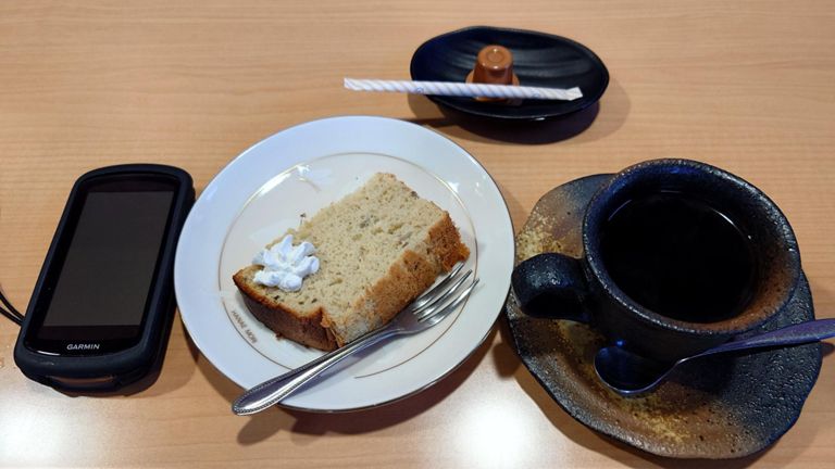 食後のコーヒーとシフォンケーキ。