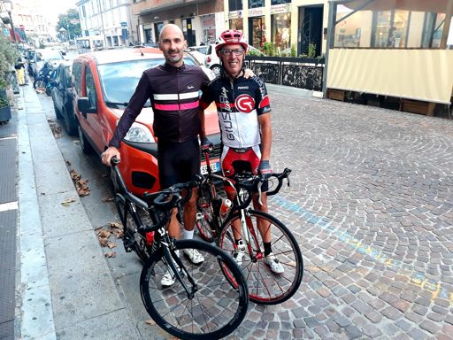 Non sono io piccolo...è lui ad essere alto 🤷‍♂️